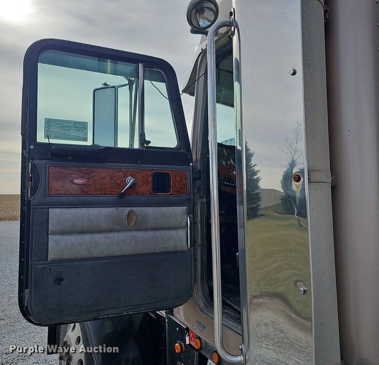 image for item DQ8554 2000 Peterbilt 379  semi truck