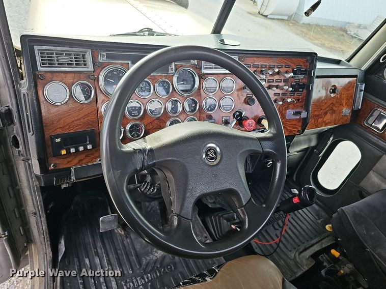 image for item DQ8554 2000 Peterbilt 379  semi truck