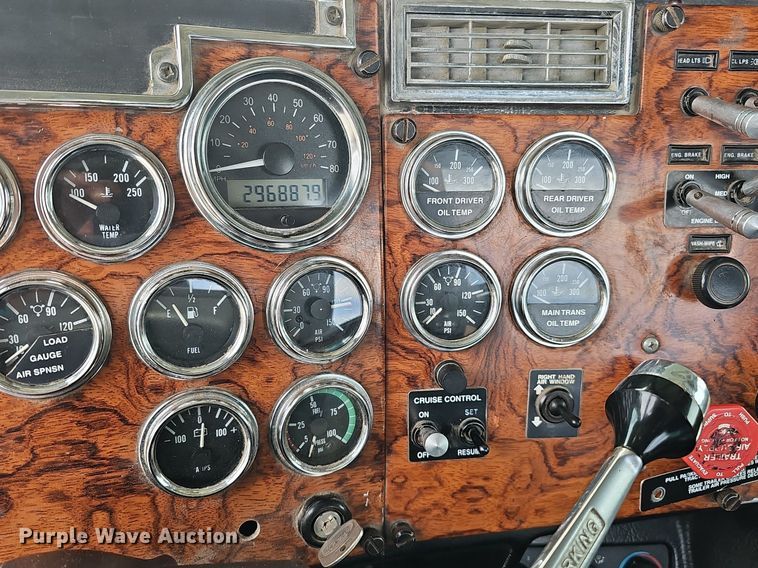 image for item DQ8554 2000 Peterbilt 379  semi truck