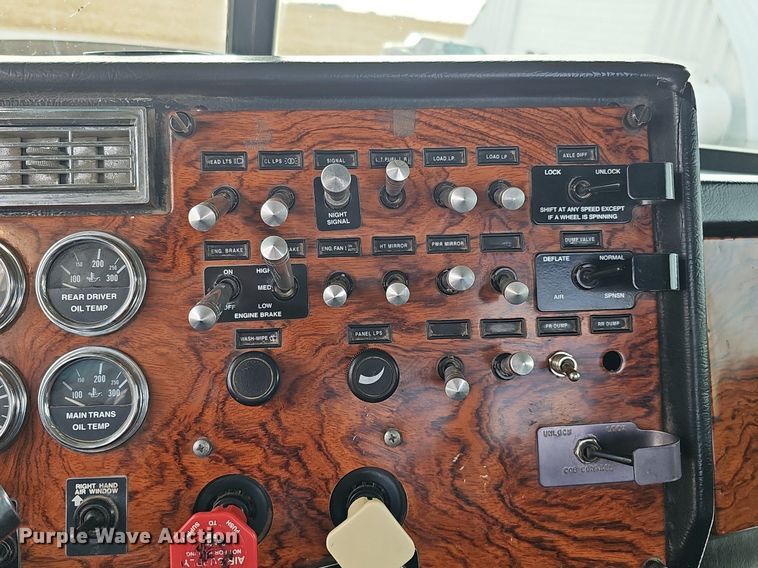 image for item DQ8554 2000 Peterbilt 379  semi truck