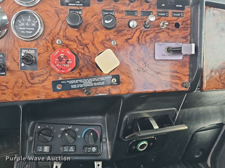 image for item DQ8554 2000 Peterbilt 379  semi truck