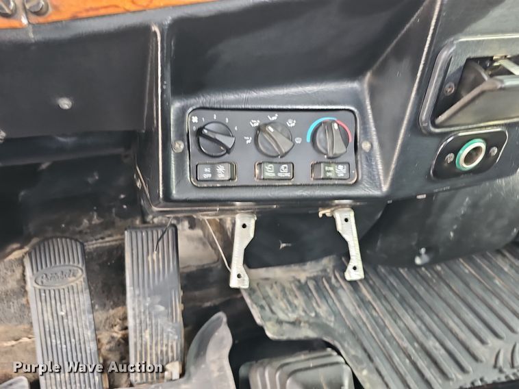 image for item DQ8554 2000 Peterbilt 379  semi truck