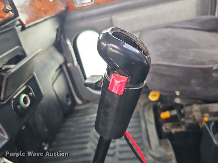 image for item DQ8554 2000 Peterbilt 379  semi truck