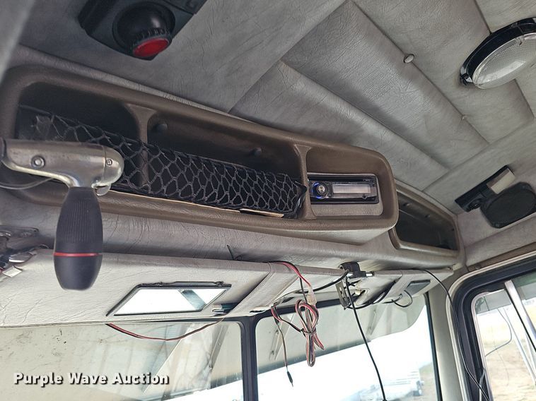 image for item DQ8554 2000 Peterbilt 379  semi truck