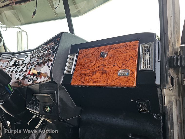 image for item DQ8554 2000 Peterbilt 379  semi truck