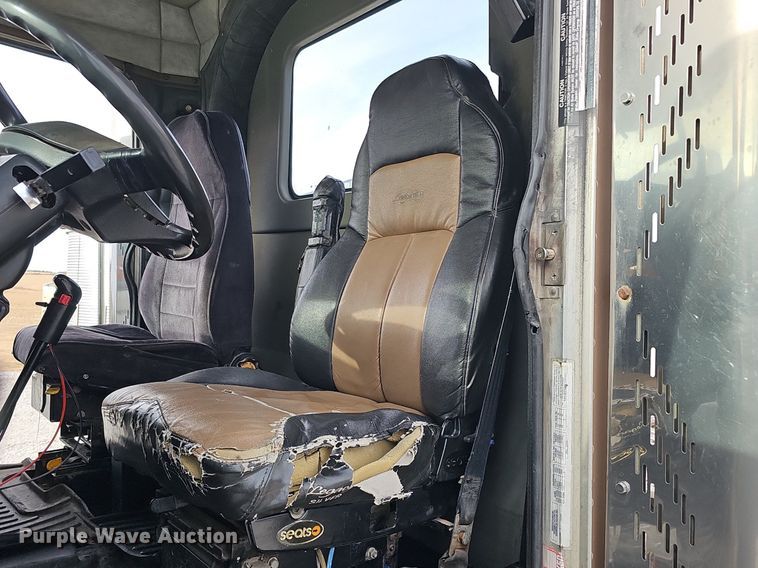 image for item DQ8554 2000 Peterbilt 379  semi truck