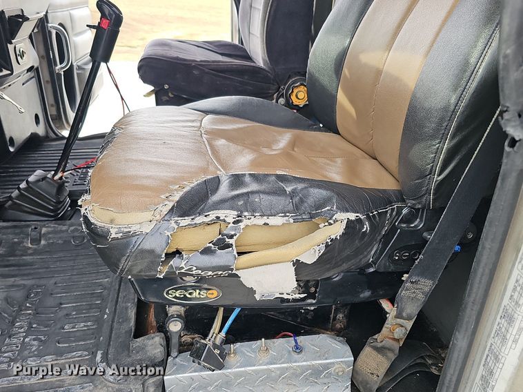 image for item DQ8554 2000 Peterbilt 379  semi truck