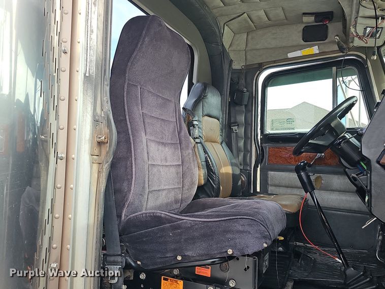 image for item DQ8554 2000 Peterbilt 379  semi truck