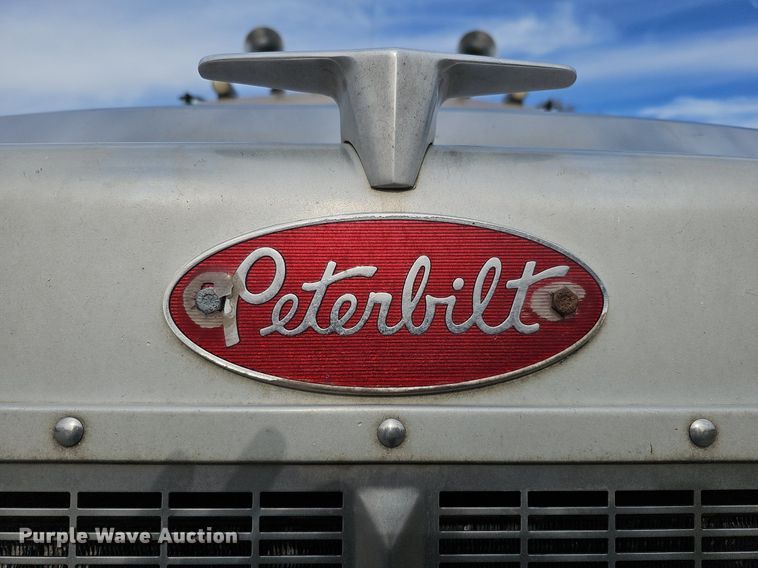 image for item DQ8554 2000 Peterbilt 379  semi truck