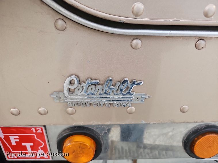 image for item DQ8554 2000 Peterbilt 379  semi truck