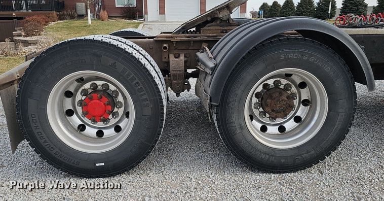 image for item DQ8554 2000 Peterbilt 379  semi truck