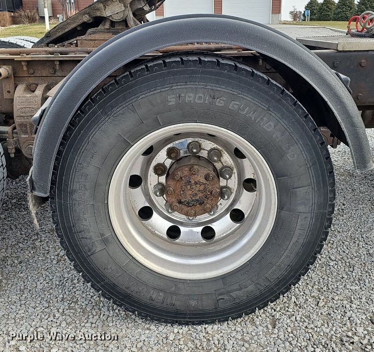 image for item DQ8554 2000 Peterbilt 379  semi truck