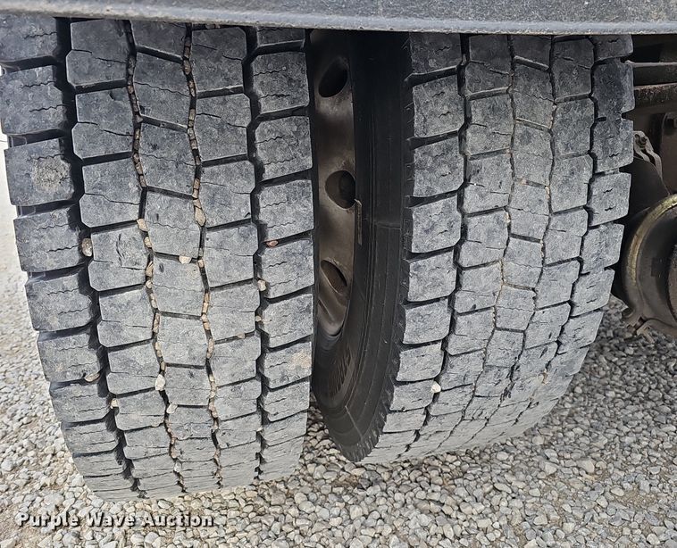 image for item DQ8554 2000 Peterbilt 379  semi truck