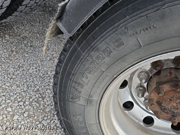 image for item DQ8554 2000 Peterbilt 379  semi truck