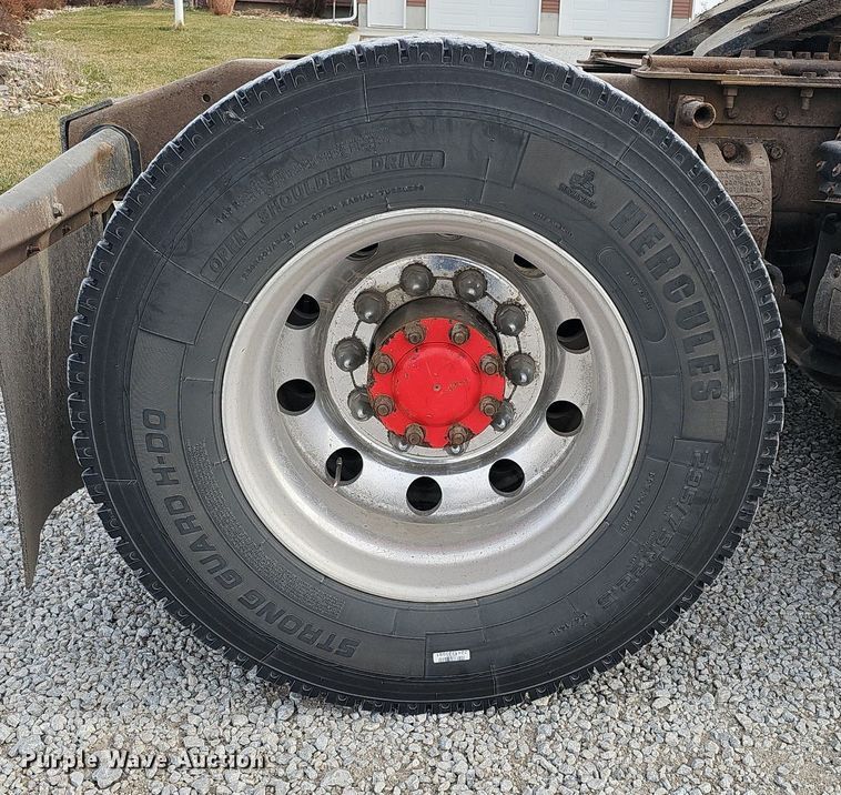 image for item DQ8554 2000 Peterbilt 379  semi truck