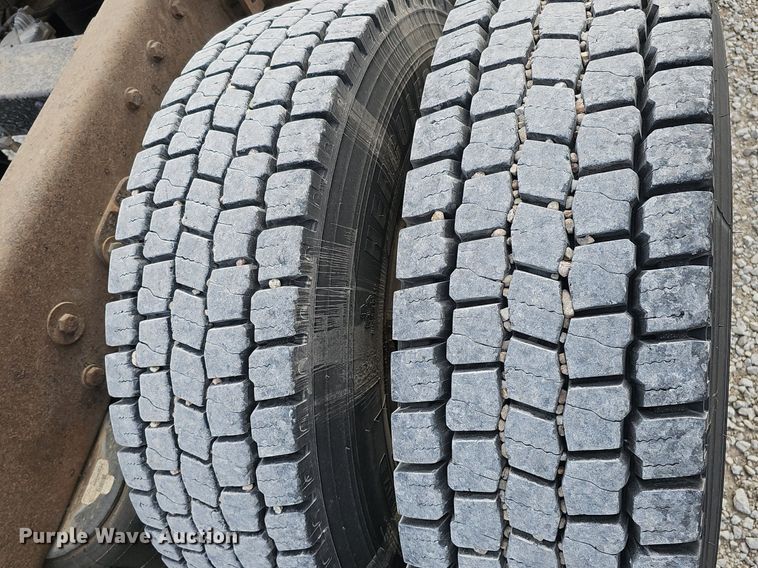 image for item DQ8554 2000 Peterbilt 379  semi truck