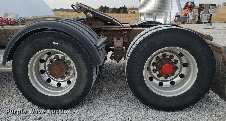 image for item DQ8554 2000 Peterbilt 379  semi truck