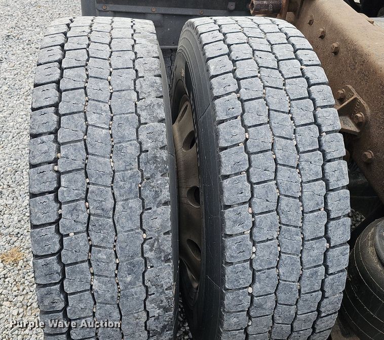 image for item DQ8554 2000 Peterbilt 379  semi truck