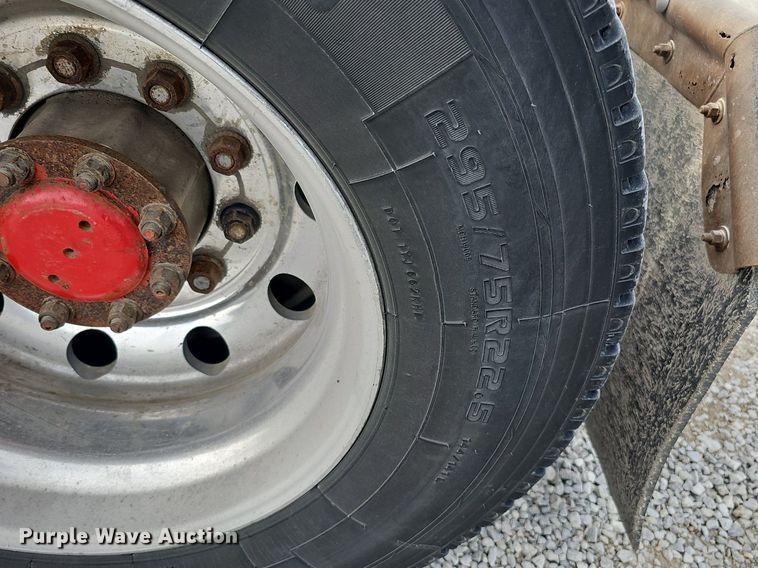 image for item DQ8554 2000 Peterbilt 379  semi truck