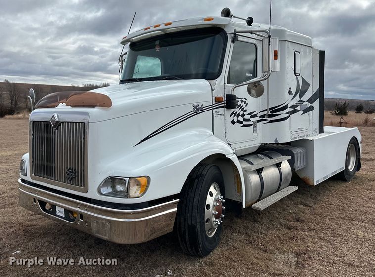 image for item EK9886 2000 International 9200i  semi truck