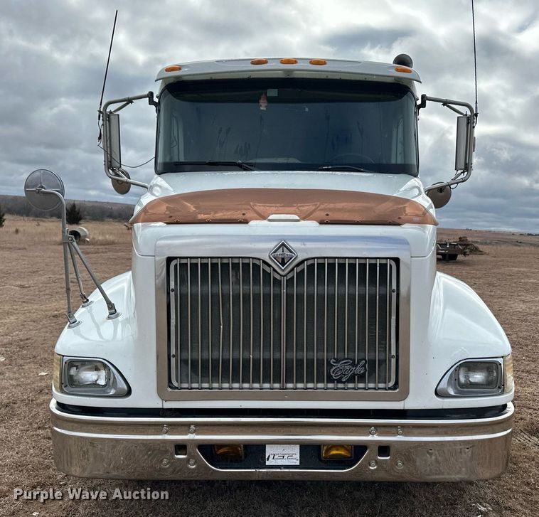 image for item EK9886 2000 International 9200i  semi truck