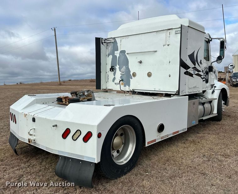 image for item EK9886 2000 International 9200i  semi truck