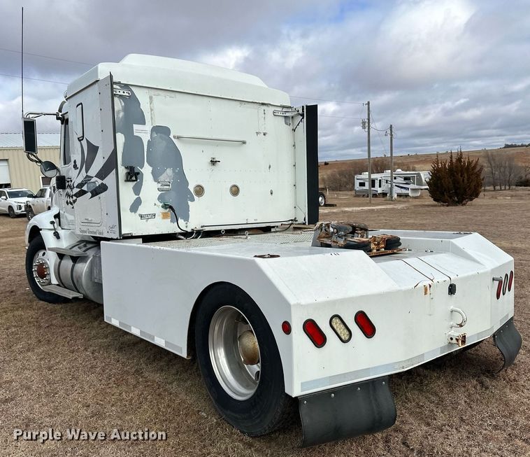 image for item EK9886 2000 International 9200i  semi truck