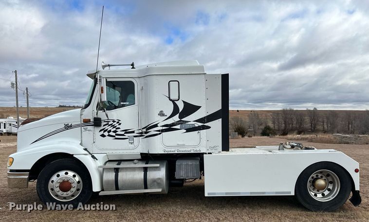 image for item EK9886 2000 International 9200i  semi truck