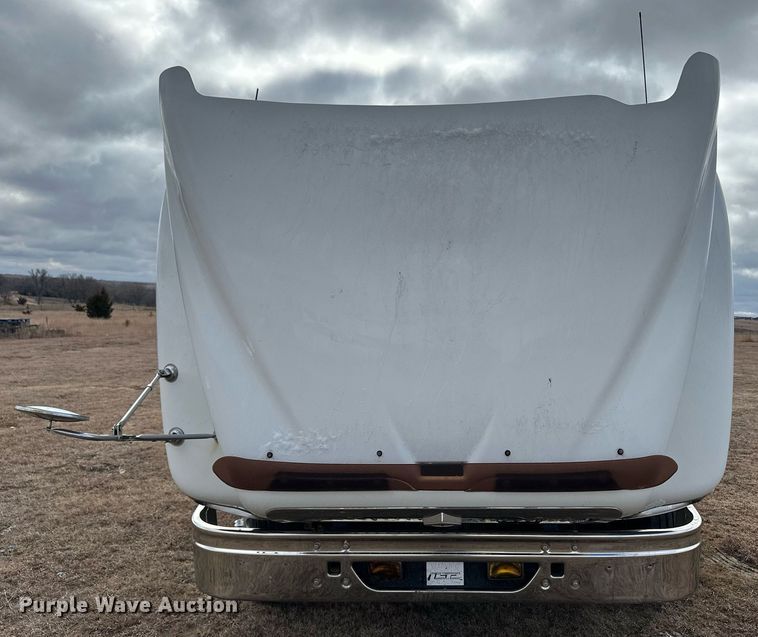 image for item EK9886 2000 International 9200i  semi truck