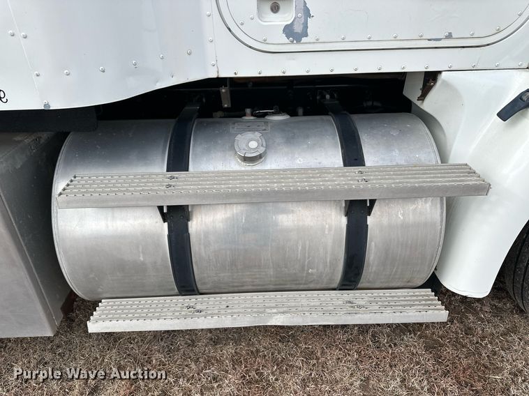 image for item EK9886 2000 International 9200i  semi truck