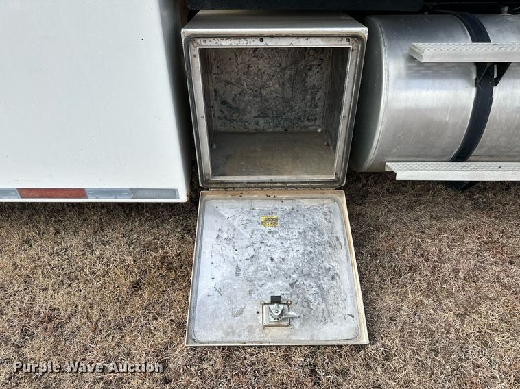 image for item EK9886 2000 International 9200i  semi truck