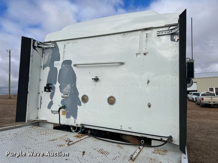 image for item EK9886 2000 International 9200i  semi truck