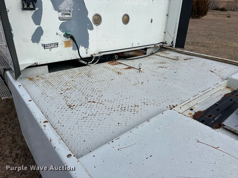 image for item EK9886 2000 International 9200i  semi truck