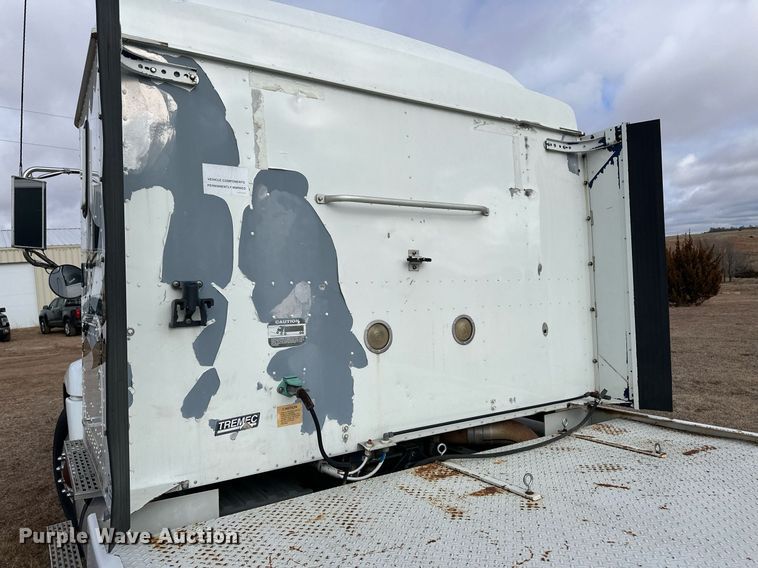 image for item EK9886 2000 International 9200i  semi truck