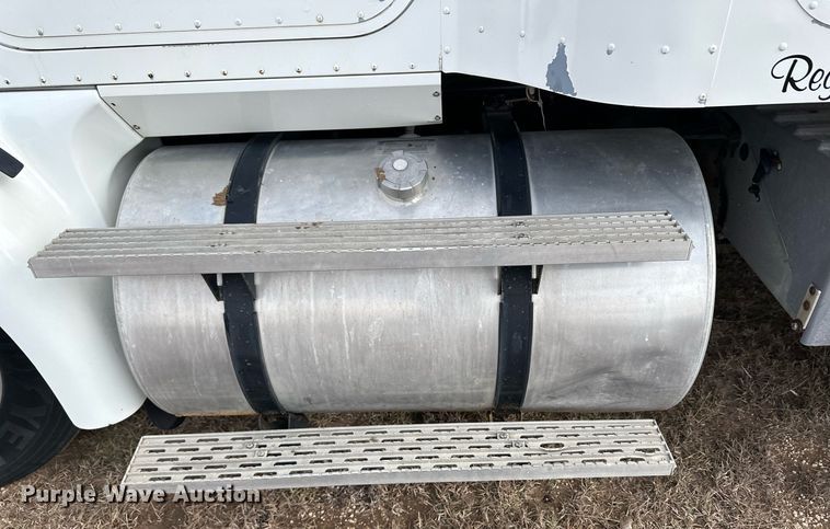 image for item EK9886 2000 International 9200i  semi truck