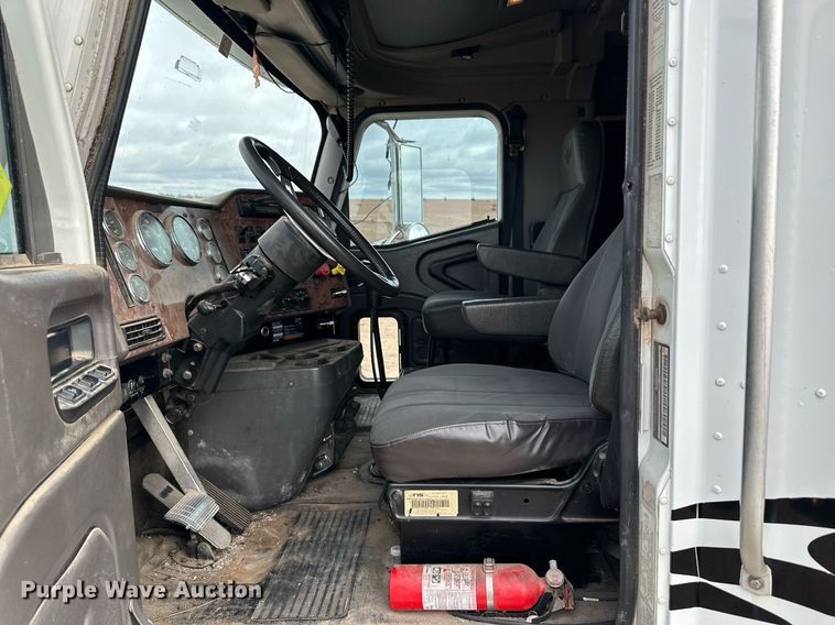 image for item EK9886 2000 International 9200i  semi truck