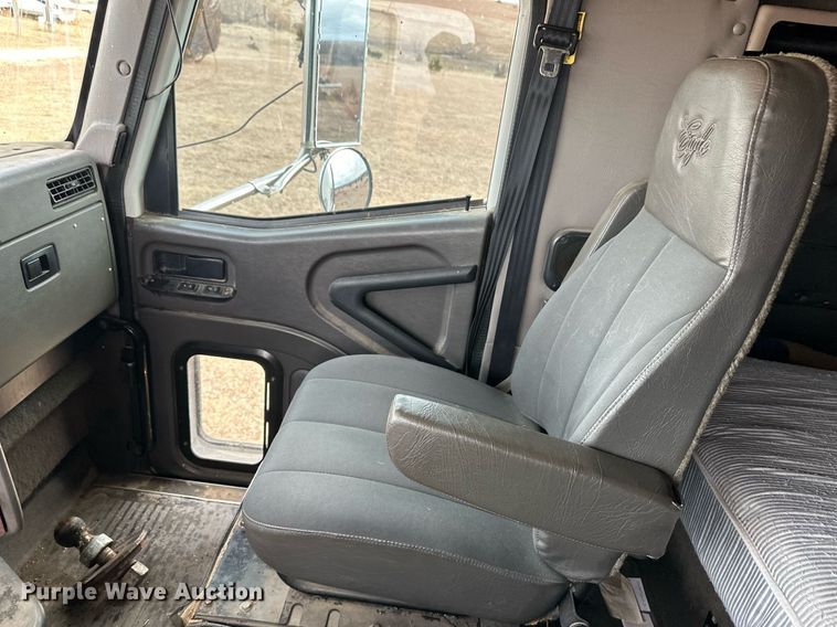 image for item EK9886 2000 International 9200i  semi truck