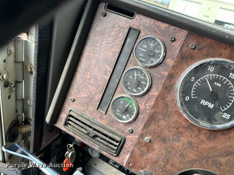 image for item EK9886 2000 International 9200i  semi truck