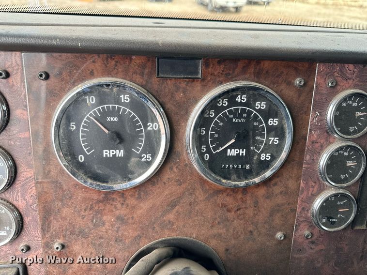 image for item EK9886 2000 International 9200i  semi truck