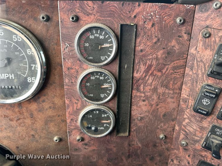 image for item EK9886 2000 International 9200i  semi truck