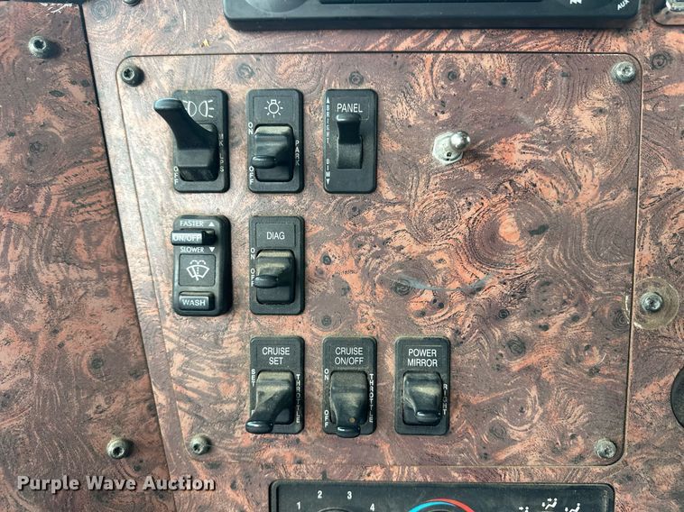 image for item EK9886 2000 International 9200i  semi truck