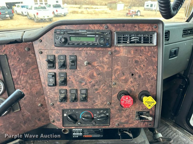 image for item EK9886 2000 International 9200i  semi truck