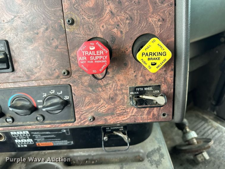 image for item EK9886 2000 International 9200i  semi truck