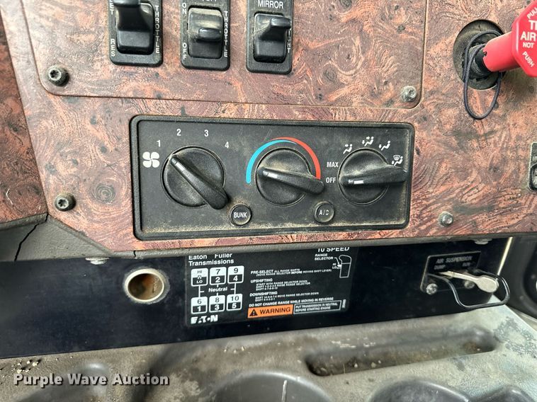 image for item EK9886 2000 International 9200i  semi truck