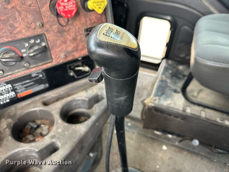 image for item EK9886 2000 International 9200i  semi truck