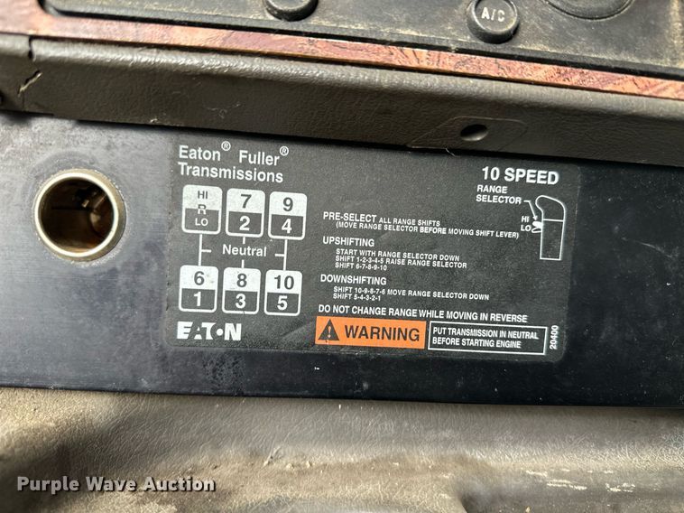 image for item EK9886 2000 International 9200i  semi truck