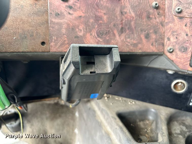 image for item EK9886 2000 International 9200i  semi truck