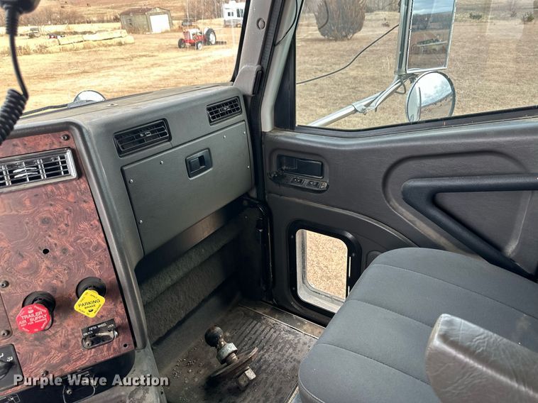 image for item EK9886 2000 International 9200i  semi truck