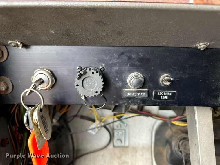 image for item EK9886 2000 International 9200i  semi truck