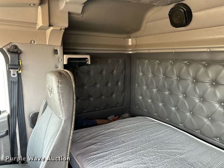 image for item EK9886 2000 International 9200i  semi truck